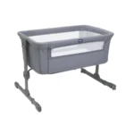 Cuna de viaje gris con diseño moderno, ideal para bebés, con laterales de malla para ventilación y fácil acceso. Perfecta para el co-sleeping y viajes.