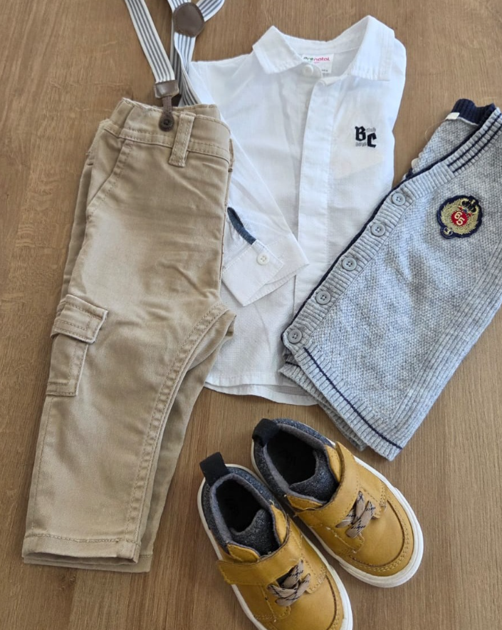 Conjunto de ropa infantil que incluye pantalones beige, camisa blanca, chaleco gris y zapatos amarillos. Ideal para ocasiones informales y eventos especiales.